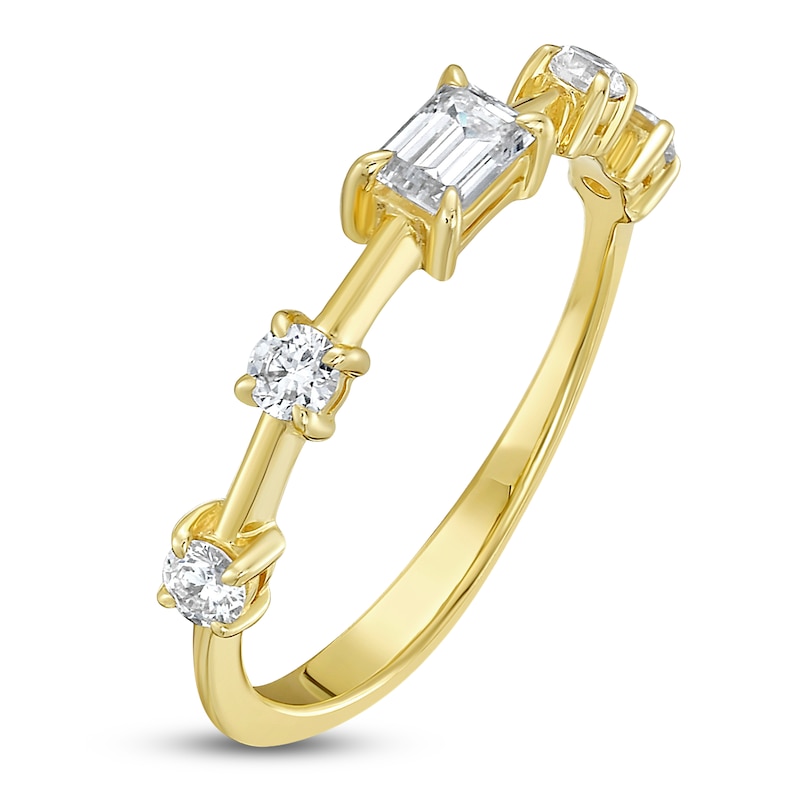 Main Image 2 of Jared Signature Emerald & Round-Cut Lab-Grown Diamond Station Ring 1/2 ct tw 14K Yellow Gold