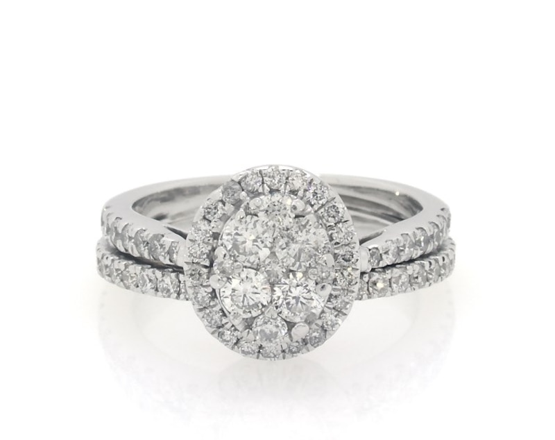 Main Image 1 of Previously Owned Multi-Diamond Oval Halo Bridal Set 7/8 ct tw 14K White Gold Size 5