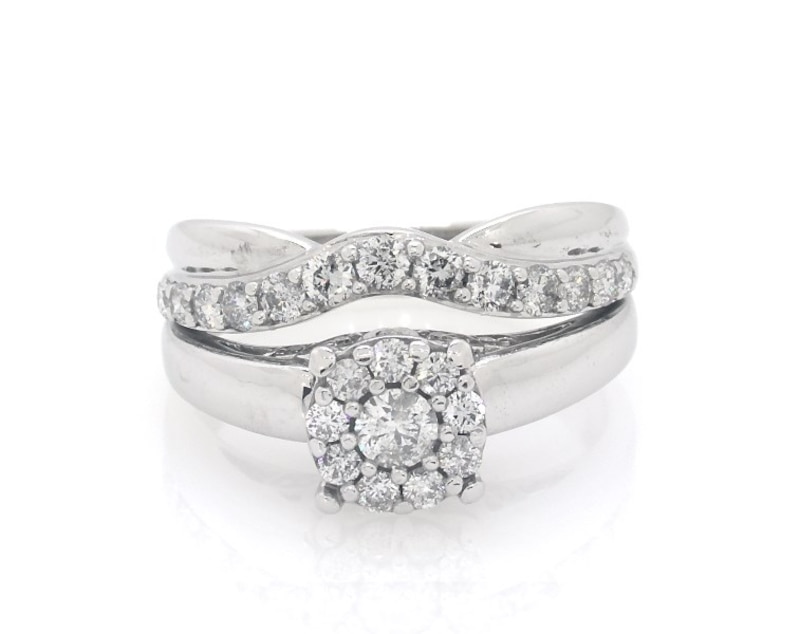 Main Image 1 of Previously Owned Round-Cut Diamond Halo Bridal Set 7/8 ct tw 10K White Gold Size 8